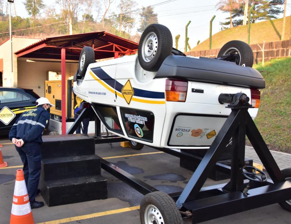 Debetran faz ação educativa com simulador de capotamento em Francisco&nbsp;Beltrão