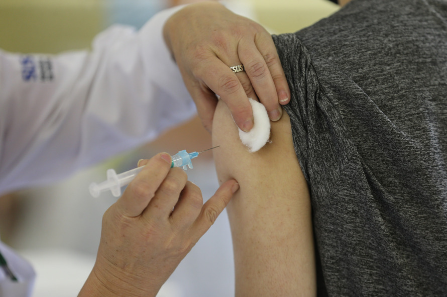 Mais da metade dos municípios do Paraná já vacina na faixa de 18 a 30&nbsp;anos