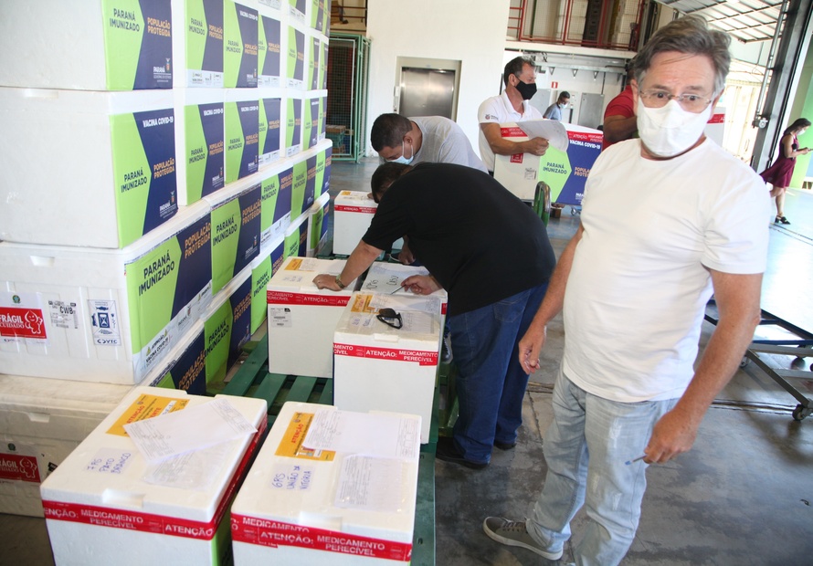 Saúde inicia distribuição de doses para aplicação no público geral; veja a distribuição por&nbsp;Regional