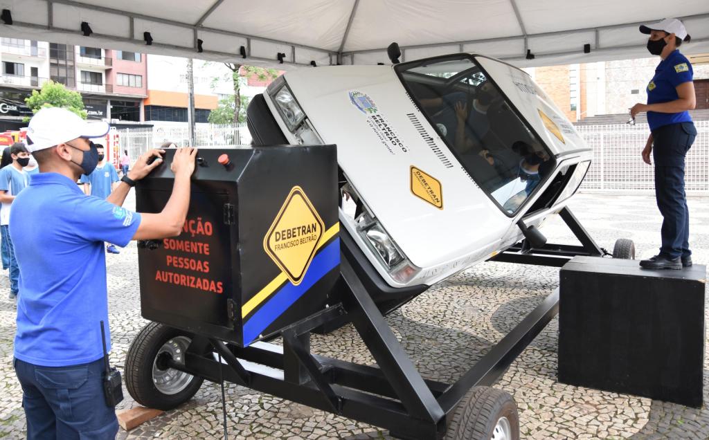 Debetran faz simulação de capotamento durante Semana Nacional de Trânsito em Francisco&nbsp;Beltrão