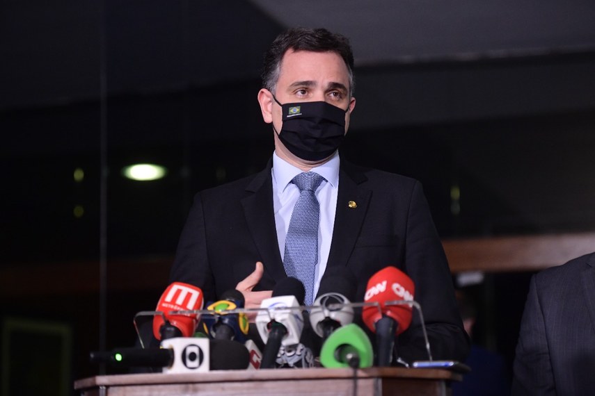 Governadores vão a presidente do Senado para baixar&nbsp;combustível