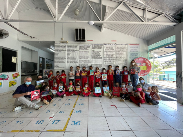 Departamento de Educação de Marmeleiro faz a entrega de livros&nbsp;infantis