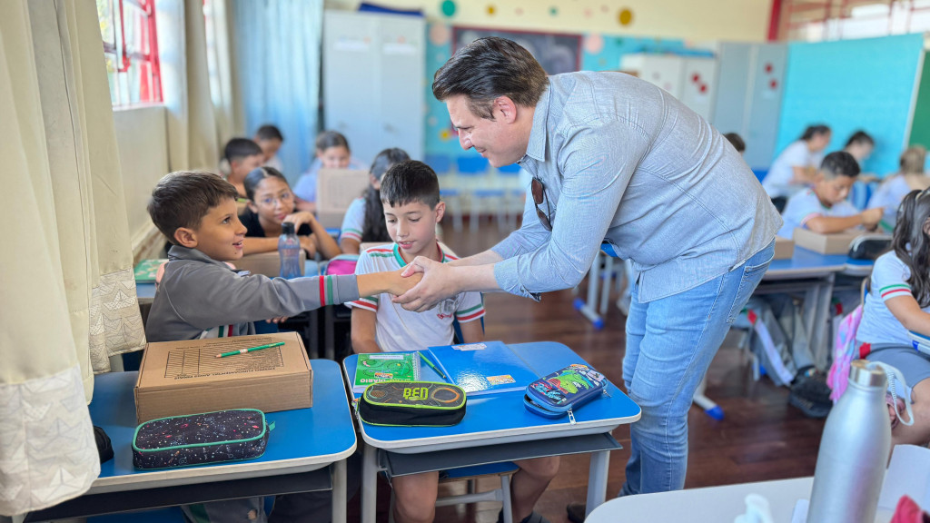 Prefeito de Coronel Vivida entrega kits de material escolar em colégios da rede&nbsp;municipal