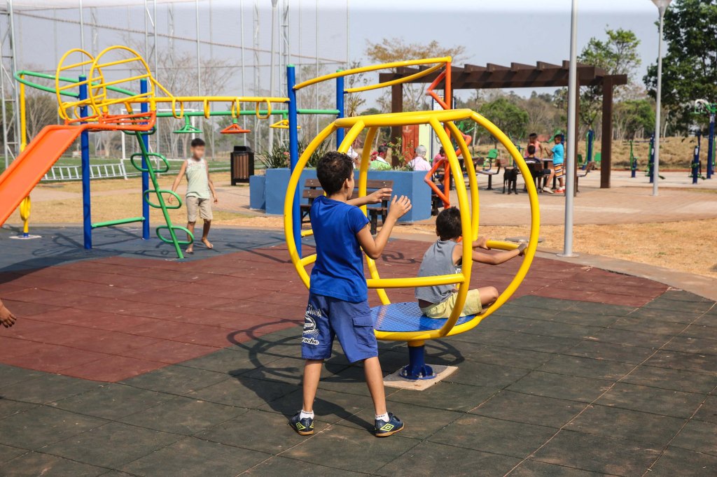 Prefeitura de Ampére firma convênio com governo do Estado para a implantação de&nbsp;playgrounds