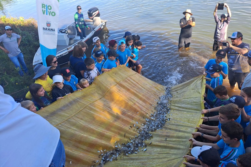 Em Sulina, soltura de 50 mil peixes no Rio Iguaçu tem participação de crianças e educação&nbsp;ambiental