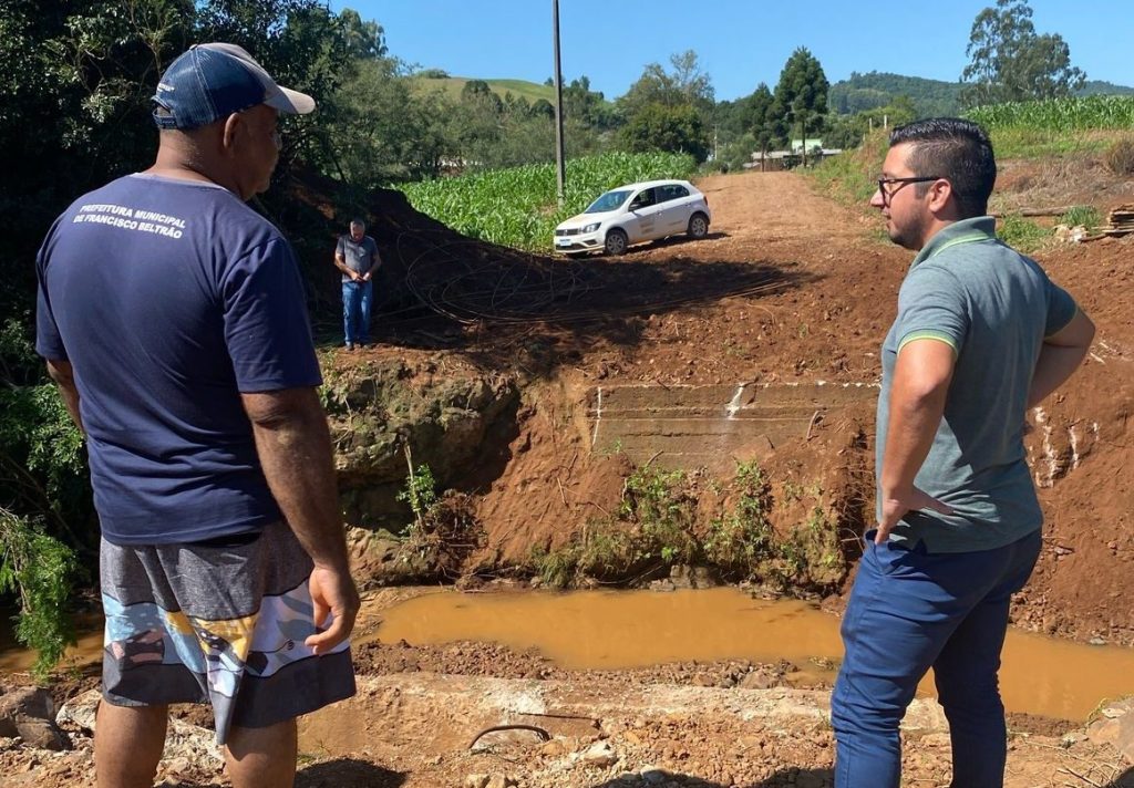 Vereador de Francisco Beltrão acompanha obra em ponte no&nbsp;interior