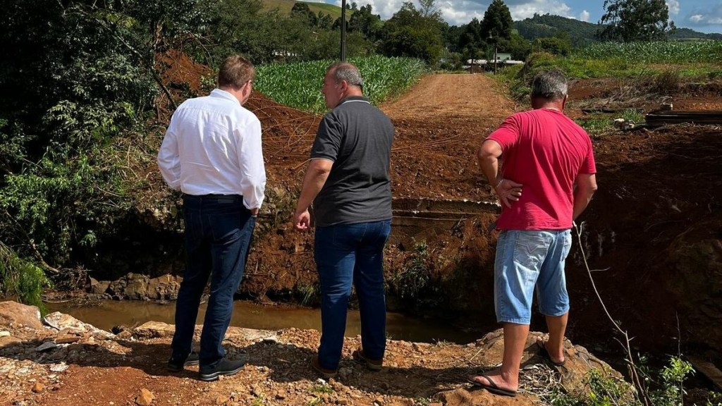 Prefeito de Francisco Beltrão acompanha início de obra em ponte que irá interligar município e Flor da Serra do&nbsp;Sul