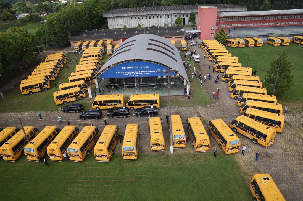 Em parceria com deputados, Estado entrega 209 ônibus para a educação; 11 municípios do Sudoeste são&nbsp;contemplados