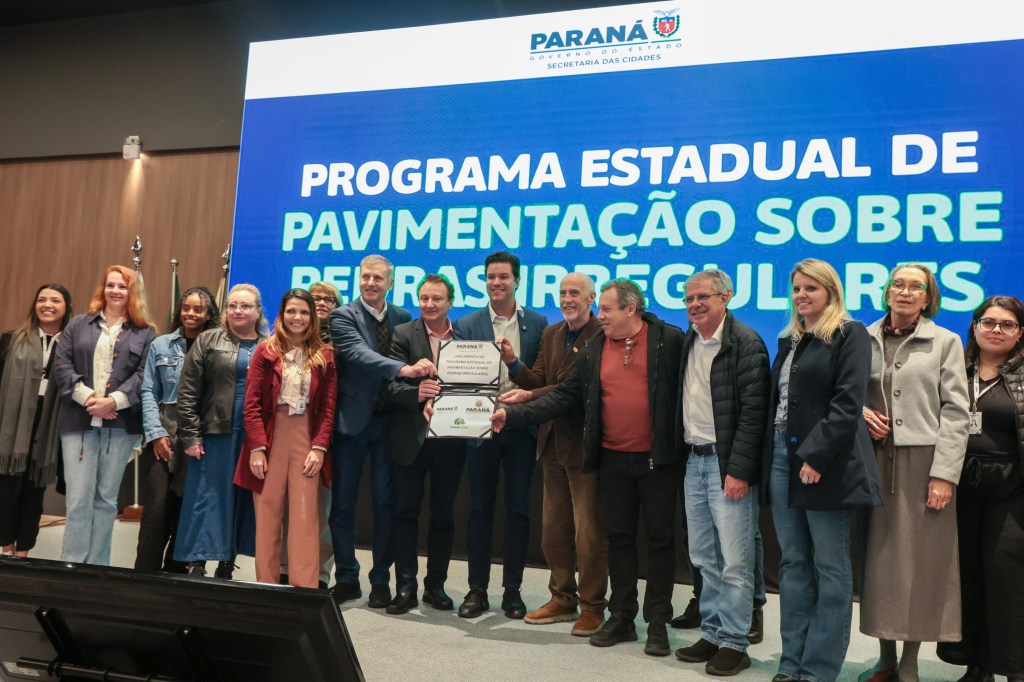 Governo do Estado anuncia R$ 977 mi para asfalto em ruas com pedras&nbsp;irregulares