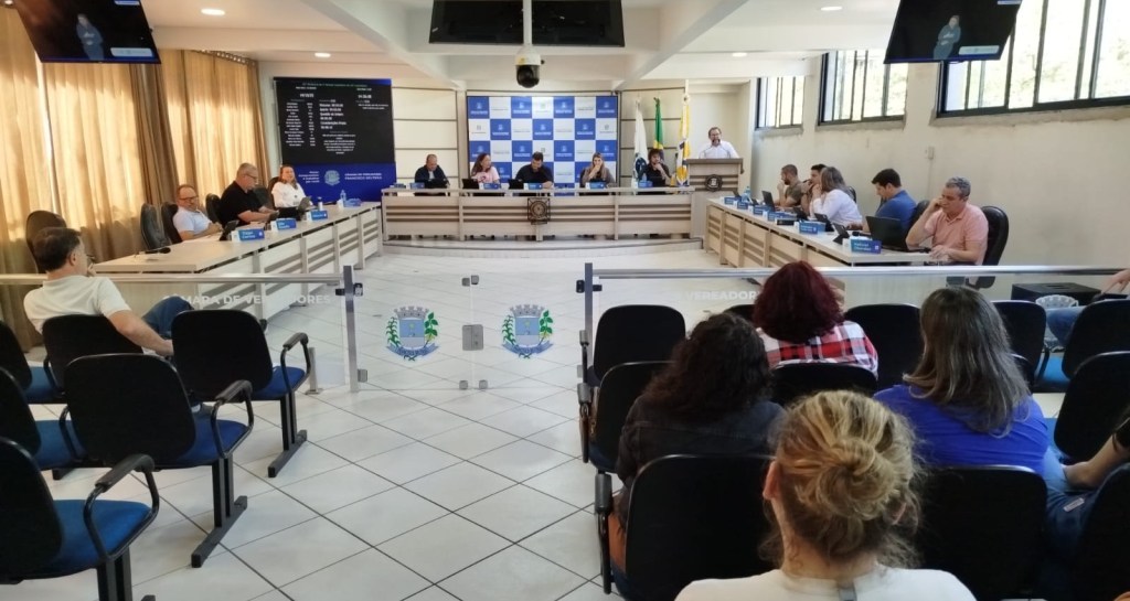 Câmara de Francisco Beltrão derruba veto do prefeito Antônio Pedron ao fundo para construção de&nbsp;calçadas