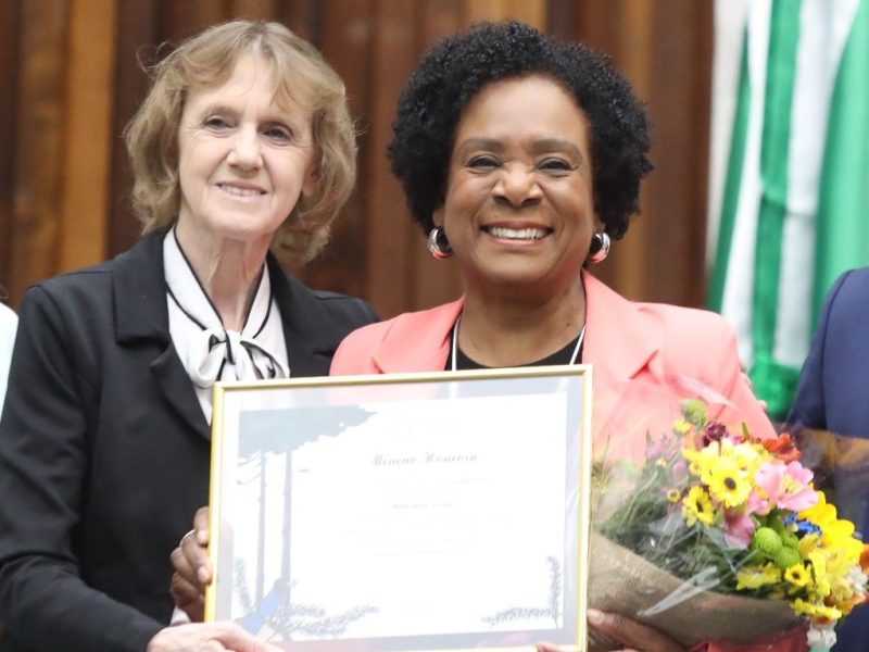 Deputada Luciana Rafagnin entrega menção honrosa à jornalista Dulcineia&nbsp;Novaes