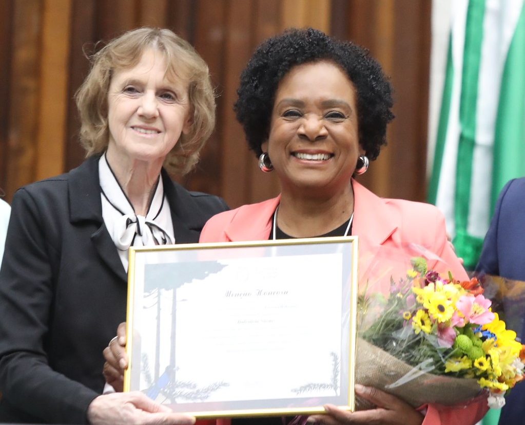 Deputada Luciana Rafagnin entrega menção honrosa à jornalista Dulcineia&nbsp;Novaes