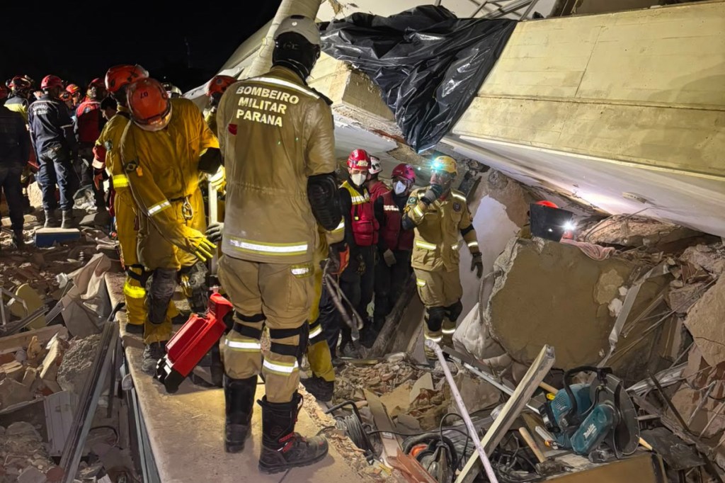 Bombeiros do Paraná mantêm busca por sobreviventes após terremoto que deixou mais de 2 mil mortos na Venezuela